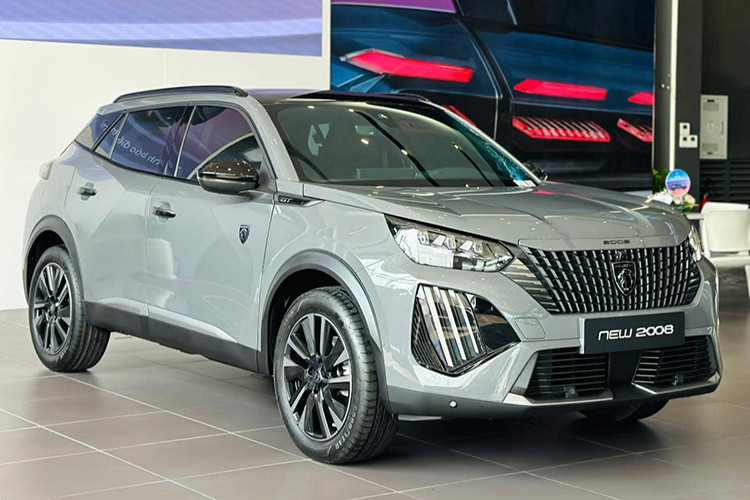 Peugeot 2008 2025 mới đây đã chính thức được giới thiệu tại các đại lý trên toàn quốc. Ở lần ra mắt này, THACO Auto phân phối hai phiên bản gồm Premium và GT, thay thế cho các biến thể Active và GT Line từ thế hệ cũ.