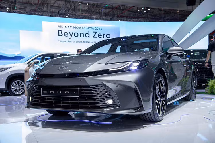 Tan thay Toyota Camry cao cap nhat tai Viet Nam, hon 1,5 ty