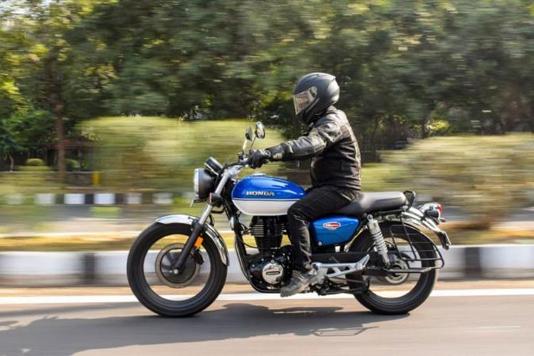 Về mặt công nghệ, CB350RS 2025 tiếp tục được Honda trang bị hàng loạt tiện ích hiện đại. Phiên bản DLX Pro được tích hợp hệ thống điều khiển bằng giọng nói trên điện thoại thông minh của Honda, giúp người dùng dễ dàng kết nối và sử dụng các chức năng thông minh ngay trong lúc lái xe.