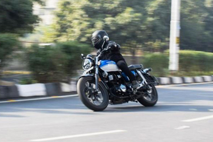 Ngoài ra, tất cả các phiên bản của CB350RS 2025 đều sở hữu bảng điều khiển bán kỹ thuật số, hỗ trợ kết nối Bluetooth, hệ thống kiểm soát lực kéo, đèn LED toàn phần và cổng sạc điện thoại thông minh, nâng cao tính thực dụng cho người sử dụng.