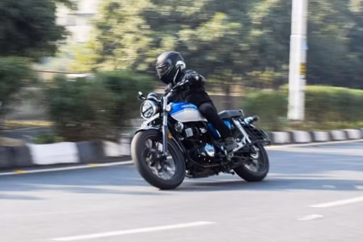 Ngoài ra, tất cả các phiên bản của CB350RS 2025 đều sở hữu bảng điều khiển bán kỹ thuật số, hỗ trợ kết nối Bluetooth, hệ thống kiểm soát lực kéo, đèn LED toàn phần và cổng sạc điện thoại thông minh, nâng cao tính thực dụng cho người sử dụng.