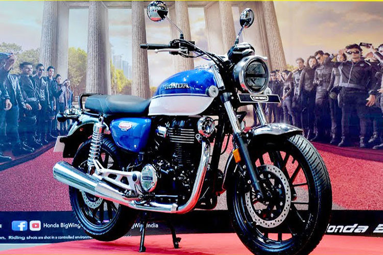 Honda giới thiệu H’ness CB350 lần đầu vào tháng 10/2022 với vai trò là một chiếc xe cổ điển kèm trang bị hiện đại. Sau đó, hãng xe Nhật lại tiếp tục bổ sung các dòng môtô cổ điển khác ở phân khúc 350cc với CB350 và CB350RS. Và với doanh số ấn tượng đã đạt được hãng liên tục đưa ra các bản cập nhật Honda H’ness CB350 2025 mới.