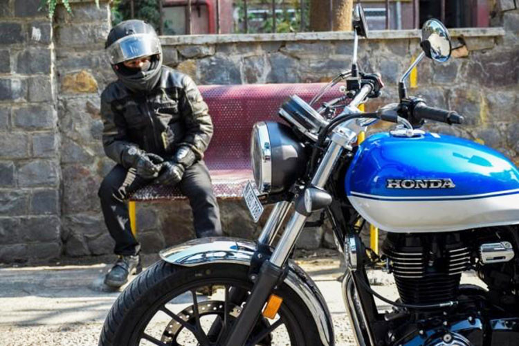 Honda CB350RS 2025 tiếp tục duy trì thiết kế thể thao hơn so với H’ness CB350, đặc biệt ở phần yên xe và vị trí ngồi. Xe được trang bị phuộc ống lồng phía trước và giảm xóc đôi phía sau, đảm bảo khả năng vận hành êm ái trên nhiều địa hình khác nhau.