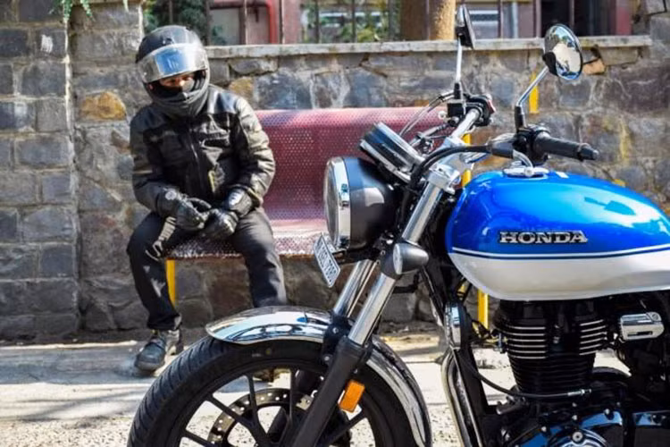 Honda CB350RS 2025 tiếp tục duy trì thiết kế thể thao hơn so với H’ness CB350, đặc biệt ở phần yên xe và vị trí ngồi. Xe được trang bị phuộc ống lồng phía trước và giảm xóc đôi phía sau, đảm bảo khả năng vận hành êm ái trên nhiều địa hình khác nhau.