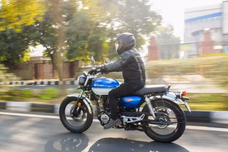 Bộ vành 19 inch phía trước đi kèm lốp 100/90-19, trong khi bánh sau 17 inch sử dụng lốp 150/70-17, mang đến độ bám đường tốt và cảm giác lái ổn định hơn. Hệ thống phanh đĩa đơn trên cả 2 bánh cùng ABS 2 kênh giúp gia tăng sự an toàn cho người lái.