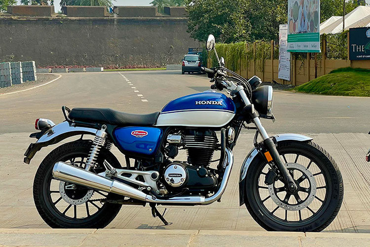 Phiên bản của mẫu xe môtô Honda H’ness CB350 2025 được thiết kế để có thể chạy bằng nhiên liệu E20 pha ethanol. Đây là một trong những tiến triển phổ biến của các mẫu xe tại Ấn Độ nhằm có thể đáp ứng tiêu chuẩn khí thải mới nhất tại nước này.