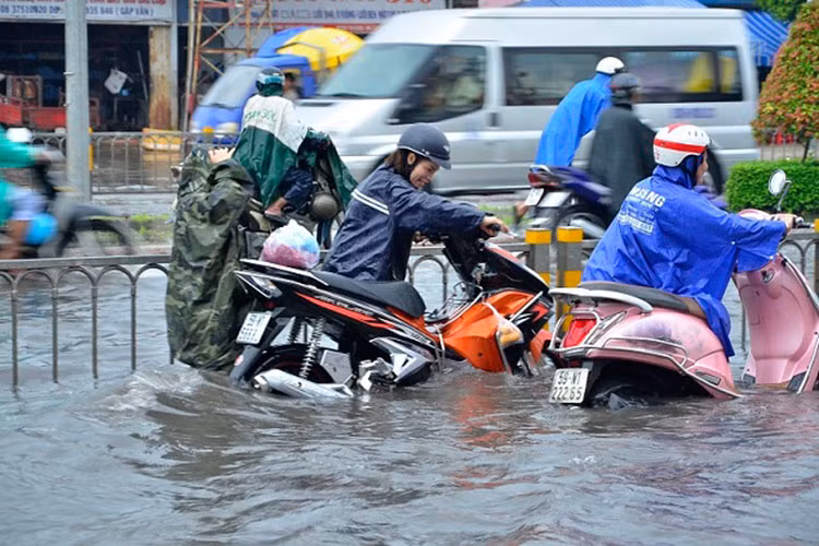 Cach bao ve an toan cho xe may sau nhung ngay dam mua
