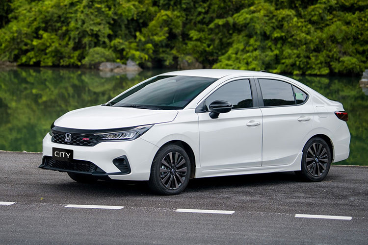Honda City: 1.590 xe Mẫu sedan cỡ B nhà Honda bán ra 1.590 chiếc, gấp 3,8 lần so với tháng trước (421 chiếc) và đứng ở vị trí thứ 5 trong bảng xếp hạng. Cộng dồn trong 9 tháng đầu năm, có tất cả 6.071 xe City được bán ra thị trường và giảm 10% so với cùng kỳ năm trước. Hiện Honda City đang bán ra với 3 phiên bản (G, L và RS), giá dao động từ 559-609 triệu đồng.