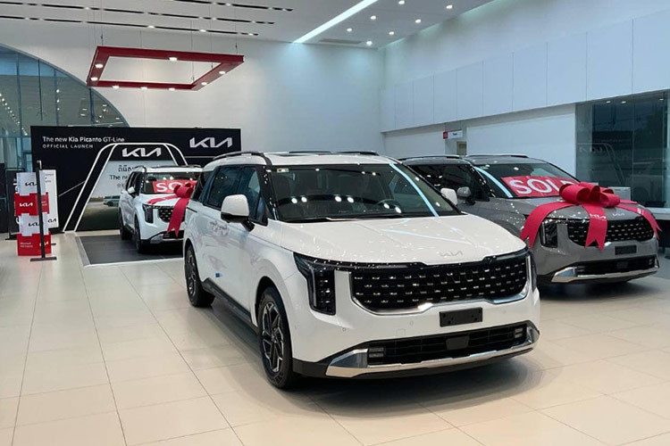 KIA Carnival: 1.023 xe Với doanh số 1.023 xe bán ra trong tháng 9, Kia Carnival đứng ở vị trí thứ 10 trong bảng xếp hạng. Tính doanh số từ đầu đến nay, đã có 4.276 xe Carnval được bán ra thị trường, tăng 13,9% so với cùng kỳ Mới đây, KIA Carnival vừa được THACO nâng cấp giữa vòng đời (facelift) với 4 phiên bản, cùng mức giá bàn từ 1,299-1,589 tỷ đồng, tăng khoảng 200 triệu so với bản cũ.