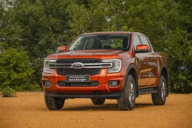 Ford Ranger: 1.473 xe Mặc dù tăng trưởng 15,6 % so với tháng trước, nhưng với 1.473 xe được bán ra khiến Ford Ranger tụt xuống vị trí thứ 6 trong Top 10. Lũy kế 9 tháng đầu năm 2024, Ford Việt Nam bán ra 11.766 xe Ranger (tăng 4,7% so với cùng kỳ), vẫn xếp thứ hai toàn thị trường sau Mitsubishi Xpander. Tại Việt Nam, Ranger hiện có các phiên bản XL, XLS, XLT, Wildtrak, Stormtrak cùng mức giá dao động từ 659 triệu đến 1,299 tỷ đồng.