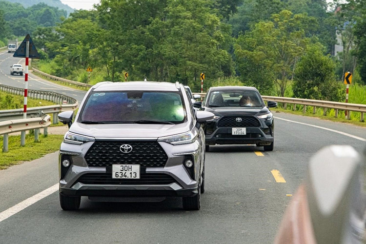 Toyota Veloz Cross: 1.147 xe Sau 1 tháng vắng bóng, Toyota Veloz Cross trở lại Top 10 với doanh số bán ra 1.147 xe, gấp 2,1 lần so với tháng trước (538 xe. Cộng dồn 9 tháng đầu năm 2024, có tất cả 5.218 xe Veloz được bán ra thị trường, vẫn giảm 15% so với cùng kỳ. Veloz Cross đang được lắp ráp tại Việt Nam và bán ra với 2 phiên bản: Veloz Cross CVT (giá 638 triệu) và CVT Top (giá 660 triệu).