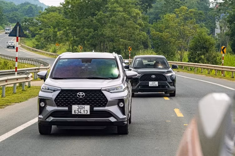 Toyota Veloz Cross: 1.147 xe Sau 1 tháng vắng bóng, Toyota Veloz Cross trở lại Top 10 với doanh số bán ra 1.147 xe, gấp 2,1 lần so với tháng trước (538 xe. Cộng dồn 9 tháng đầu năm 2024, có tất cả 5.218 xe Veloz được bán ra thị trường, vẫn giảm 15% so với cùng kỳ. Veloz Cross đang được lắp ráp tại Việt Nam và bán ra với 2 phiên bản: Veloz Cross CVT (giá 638 triệu) và CVT Top (giá 660 triệu).