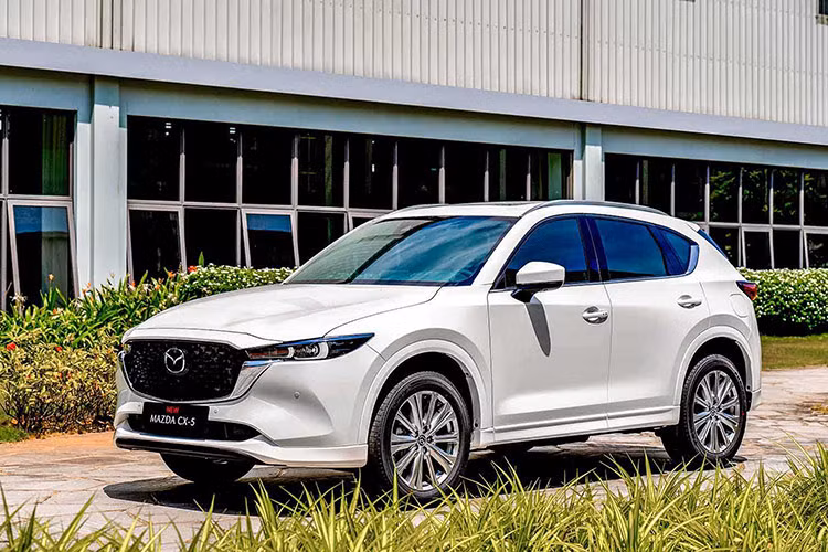 Mazda CX-5: 1.856 xe Vị trí thứ 2 thuộc về Mazda CX-5 với doanh số 1.856 xe bán ra trong tháng 9, tăng 73,4% và 1 bậc trong bảng xếp hạng so với tháng trước. Tính lũy kế từ đầu năm đến nay, doanh số của Mazda CX-5 đạt 9.240 chiếc, giảm 14,7% so với cùng kỳ năm 2023. Hiện Mazda CX-5 được bán ra thị trường với 3 phiên bản, đều được trang bị động cơ Skyactiv-G dung tích 2.0L, giá từ 749-829 triệu đồng.