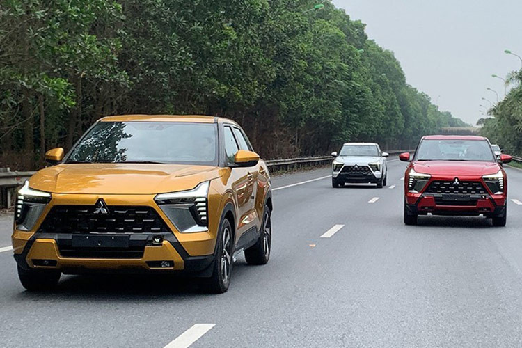 Mitsubishi Xforce: 1.821 xe Mitsubishi Xforce với doanh số bán ra 1.821 xe, giảm 27,3% so với tháng 8 (với 2.504 xe. Kết quả này khiến Xforce tụt 3 bậc xuống vị trí thứ trong Top 10 ôtô bán chạy nhất tháng. Cộng dồn doanh số trong 9 tháng đầu năm, đã có 9.963 xe Xforce được bán ra thị trường và đứng thứ ba sau Mitsubishi Xpander và Ford Ranger. Xe có 4 phiên bản là GLX, Exceed, Premium và Ultimate với giá bán từ 599-705 triệu đồng.