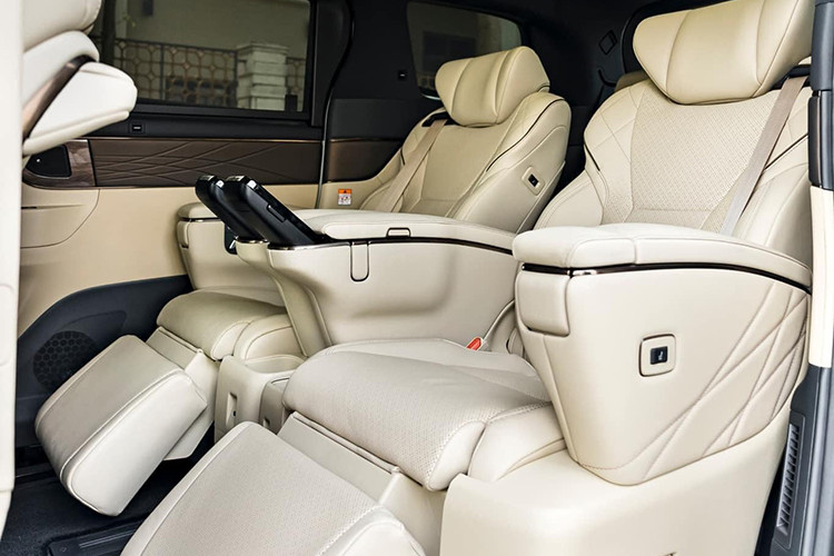 Mỗi ghế có một màn hình kích thước nhỏ như điện thoại thông minh, có thể tháo rời, dùng để điều khiển một số tính năng như cửa sổ trời, rèm cửa, cửa sổ bên, đèn viền nội thất, hệ thống âm thanh và ghế ngồi. Một màn hình cỡ lớn đặt trên trần xe phục vụ nhu cầu giải trí cho hàng ghế sau. Cửa sổ trời làm tách biệt hai khu vực riêng cho hai ghế ngồi.