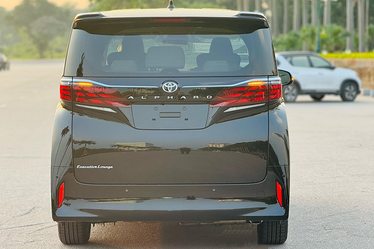 So với thế hệ cũ, thông số này cao hơn hẳn. Cụ thể, Alphard thế hệ thứ tư tiêu hao nhiên liệu trong đô thị/ngoài đô thị và kết hợp ở mức 12/7,7/9,3 lít/100km. Tuy nhiên, bản tiền nhiệm lại dùng động cơ xăng 6 xy-lanh dung tích 3.6 lít, có công suất lớn mạnh hơn bản hiện tại khi đạt 296 mã lực.