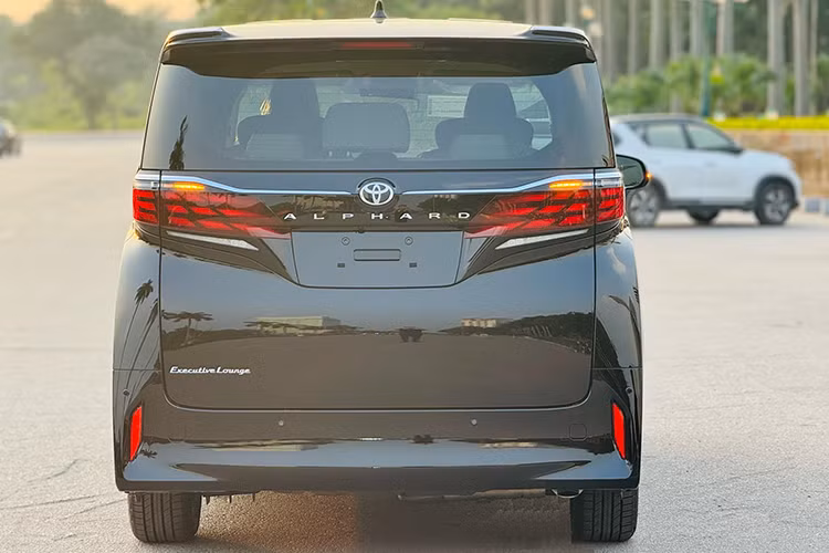 So với thế hệ cũ, thông số này cao hơn hẳn. Cụ thể, Alphard thế hệ thứ tư tiêu hao nhiên liệu trong đô thị/ngoài đô thị và kết hợp ở mức 12/7,7/9,3 lít/100km. Tuy nhiên, bản tiền nhiệm lại dùng động cơ xăng 6 xy-lanh dung tích 3.6 lít, có công suất lớn mạnh hơn bản hiện tại khi đạt 296 mã lực.