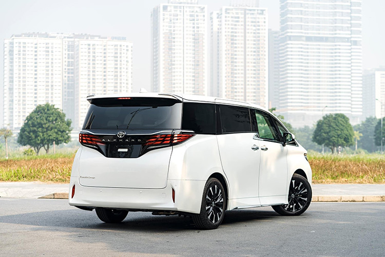 Những chiếc Toyota Alphard 2023 nhập khẩu tư nhân như trong bài viết này thuộc những chiếc đầu tiên được bàn giao đến khách hàng Việt. Xe sở hữu ngoại thất màu trắng sáng truyền thống và thuộc bản máy xăng. Xe hiện đang được chào bán bởi showroom tư nhân với mức giá bán chưa công bố.