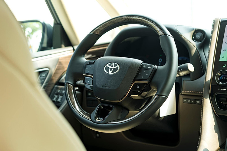 Nội thất “chuyên cơ mặt đất” của Nhật cho thấy sự thay đổi toàn diện cả về thiết kế lẫn tiện nghi. Khoang cabin làm liền lạc, sang trọng hơn nhờ ốp gỗ kéo dài từ táp-pi ra táp-lô. Cần số thay đổi giao diện hiện đại hơn, thay cho kiểu đơn sơ như bản tiền nhiệm.