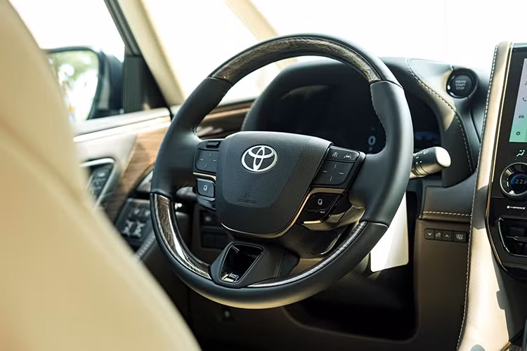 Nội thất “chuyên cơ mặt đất” của Nhật cho thấy sự thay đổi toàn diện cả về thiết kế lẫn tiện nghi. Khoang cabin làm liền lạc, sang trọng hơn nhờ ốp gỗ kéo dài từ táp-pi ra táp-lô. Cần số thay đổi giao diện hiện đại hơn, thay cho kiểu đơn sơ như bản tiền nhiệm.