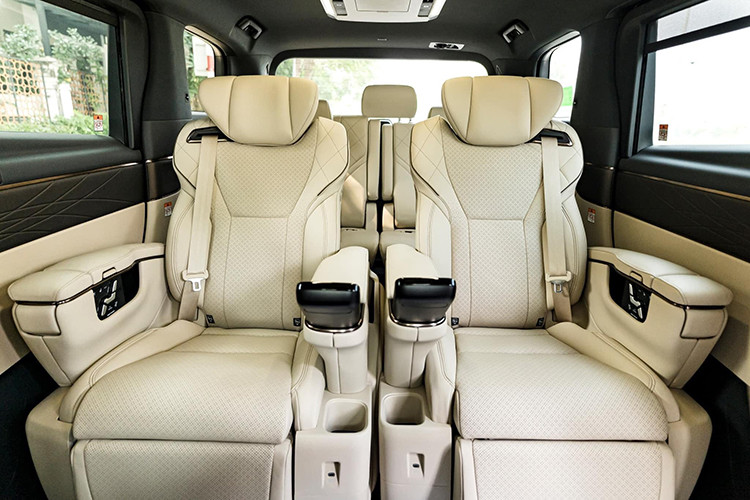 Hàng ghế thứ hai là điểm đặc biệt nhất của Toyota Alphard 2023. Với 2 ghế ngồi độc lập dạng thương gia, hãng xe Nhật đã tích hợp các tính năng cơ bản như sưởi/làm mát, chỉnh điện và massage. Bên dưới bệ tỳ tay có bàn làm việc nhỏ, đi kèm gương trang điểm mỗi gương.