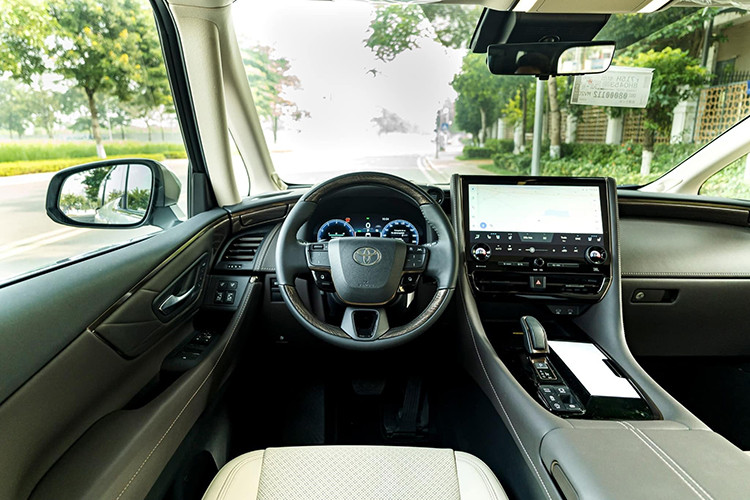 Kích thước chiều dài × rộng × cao của Toyota Alphard 2023 đã cải thiện, lần lượt ở mức 5.010 × 1.850 × 1.950 mm. Trục cơ sở là 3.000 mm và khoảng sáng gầm xe vỏn vẹn 158 mm. So với thế hệ cũ, chiều dài tăng thêm 65 mm, chiều cao tăng 60 mm.