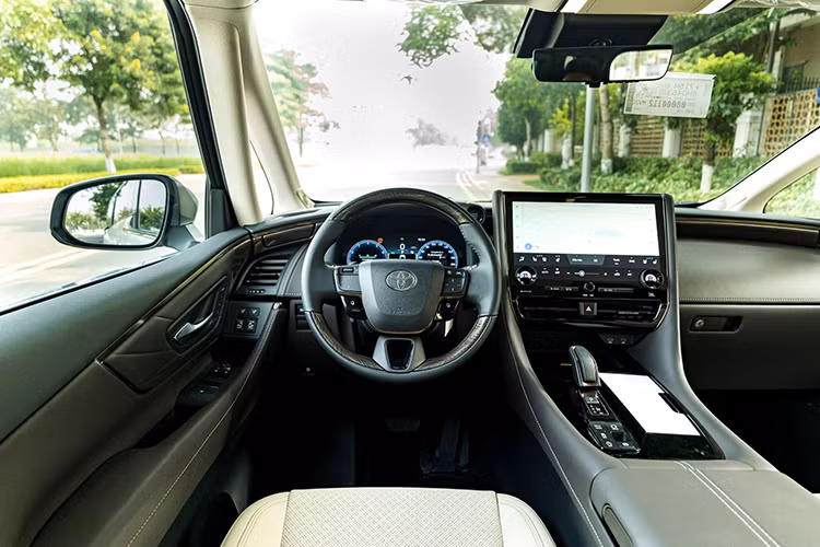 Kích thước chiều dài × rộng × cao của Toyota Alphard 2023 đã cải thiện, lần lượt ở mức 5.010 × 1.850 × 1.950 mm. Trục cơ sở là 3.000 mm và khoảng sáng gầm xe vỏn vẹn 158 mm. So với thế hệ cũ, chiều dài tăng thêm 65 mm, chiều cao tăng 60 mm.