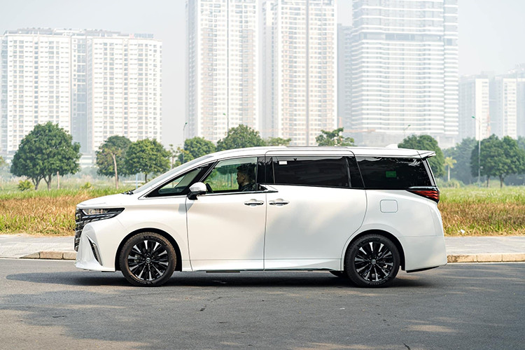 Dù vậy, vẫn nhiều khách hàng chọn mua lại từ các đơn vị tư nhân. Điều đó cho thấy sức hút của mẫu xe MPV hạng sang Toyota Alphard 2023 khá lớn, khiến đại gia Việt không muốn chờ đợi đặt mua chính hãng và mạnh tay chi thêm để được trải nghiệm mẫu xe này sớm.