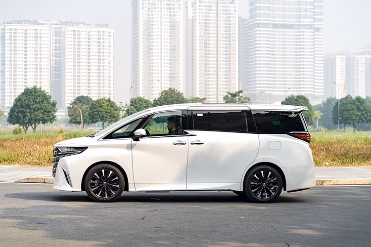 Dù vậy, vẫn nhiều khách hàng chọn mua lại từ các đơn vị tư nhân. Điều đó cho thấy sức hút của mẫu xe MPV hạng sang Toyota Alphard 2023 khá lớn, khiến đại gia Việt không muốn chờ đợi đặt mua chính hãng và mạnh tay chi thêm để được trải nghiệm mẫu xe này sớm.