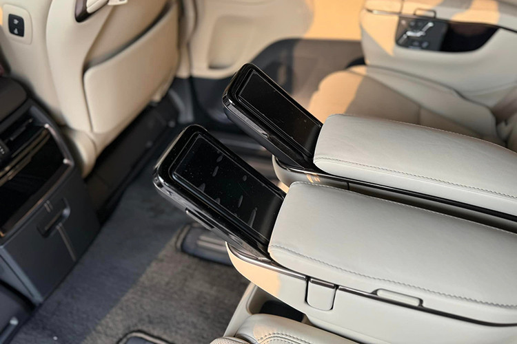 Hệ thống thông tin giải trí nổi bật với màn hình cảm ứng trung tâm kích thước 14 inch, giúp giảm bớt nút bấm vật lý. Bên dưới có núm xoay cho hệ thống âm thanh và điều hòa. Phía sau vô-lăng chuyển sang bảng đồng hồ dạng màn hình LCD 12,3 inch.