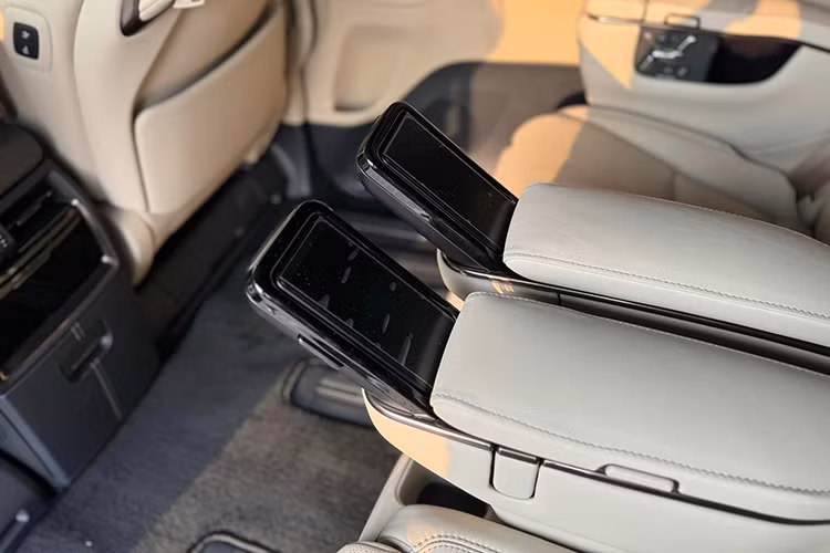 Hệ thống thông tin giải trí nổi bật với màn hình cảm ứng trung tâm kích thước 14 inch, giúp giảm bớt nút bấm vật lý. Bên dưới có núm xoay cho hệ thống âm thanh và điều hòa. Phía sau vô-lăng chuyển sang bảng đồng hồ dạng màn hình LCD 12,3 inch.