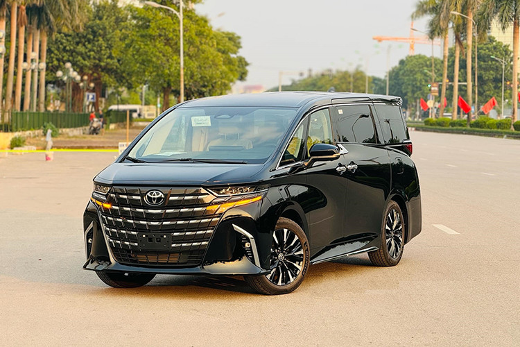 Với số tiền 4,37 tỷ đồng, hiện người dùng có thể sở hữu các mẫu xe trong phân khúc SUV hạng sang cỡ trung như BMW X5, Volvo XC90 hoặc mua SUV hạng sang cỡ lớn đã qua sử dụng như Mercedes-Benz GLS 450 2020-2021. Dù vậy, tệp khách hàng chọn Toyota Alphard đều là người thích sử rộng rãi, thoải mái của hàng ghế sau.