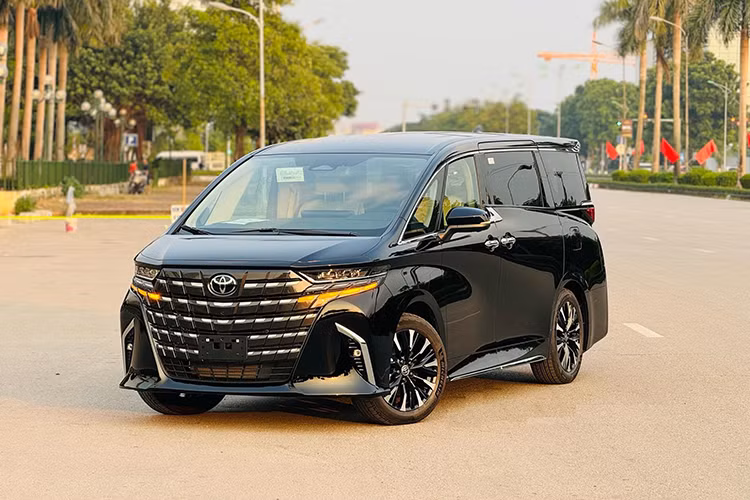 Với số tiền 4,37 tỷ đồng, hiện người dùng có thể sở hữu các mẫu xe trong phân khúc SUV hạng sang cỡ trung như BMW X5, Volvo XC90 hoặc mua SUV hạng sang cỡ lớn đã qua sử dụng như Mercedes-Benz GLS 450 2020-2021. Dù vậy, tệp khách hàng chọn Toyota Alphard đều là người thích sử rộng rãi, thoải mái của hàng ghế sau.