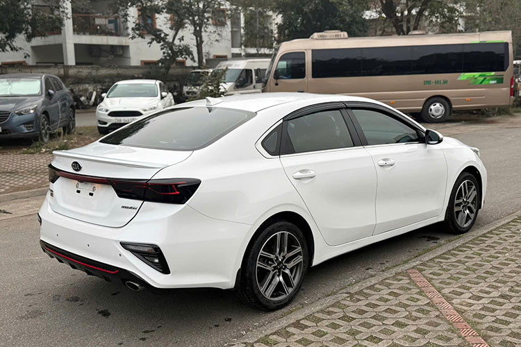 Top oto sedan cu doi cao 