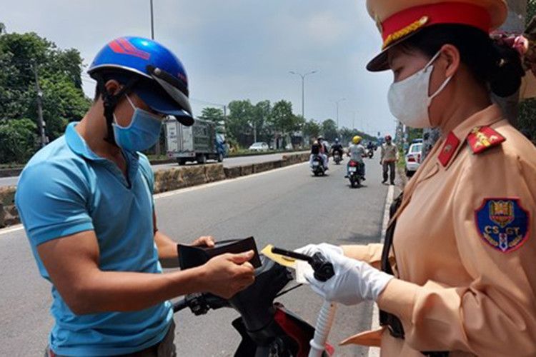 Những trường hợp sẽ bị thu hồi giấy phép xe máy, ôtô từ 1/6/2024 Nhung truong hop se bi thu hoi giay phep xe may, oto tu 1/6/2024