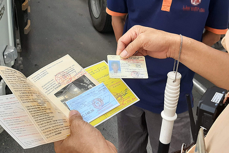 Những trường hợp sẽ bị thu hồi giấy phép xe máy, ôtô từ 1/6/2024 - Hình 2 Nhung truong hop se bi thu hoi giay phep xe may, oto tu 1/6/2024-Hinh-2