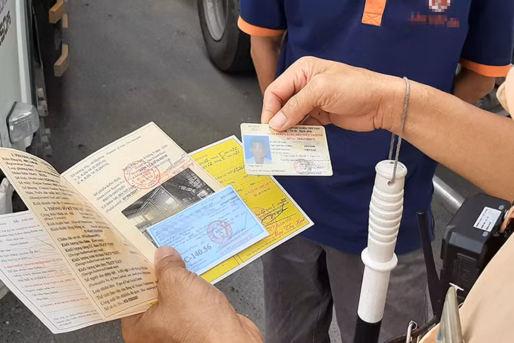 Nhung truong hop se bi thu hoi giay phep xe may, oto tu 1/6/2024-Hinh-2