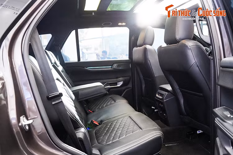 Cận cảnh Ford Everest Platinum 2024 tại Việt Nam, hơn 1,5 tỷ đồng - Hình 10 Can canh Ford Everest Platinum 2024 tai Viet Nam, hon 1,5 ty dong-Hinh-10