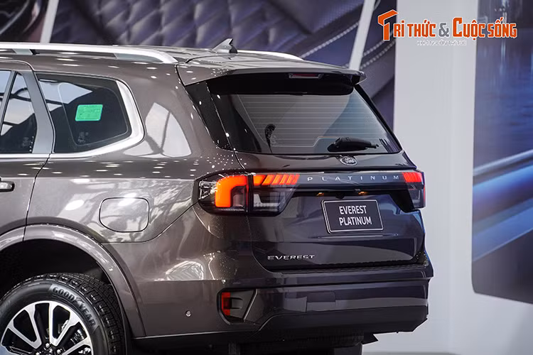 Cận cảnh Ford Everest Platinum 2024 tại Việt Nam, hơn 1,5 tỷ đồng - Hình 12 Can canh Ford Everest Platinum 2024 tai Viet Nam, hon 1,5 ty dong-Hinh-12
