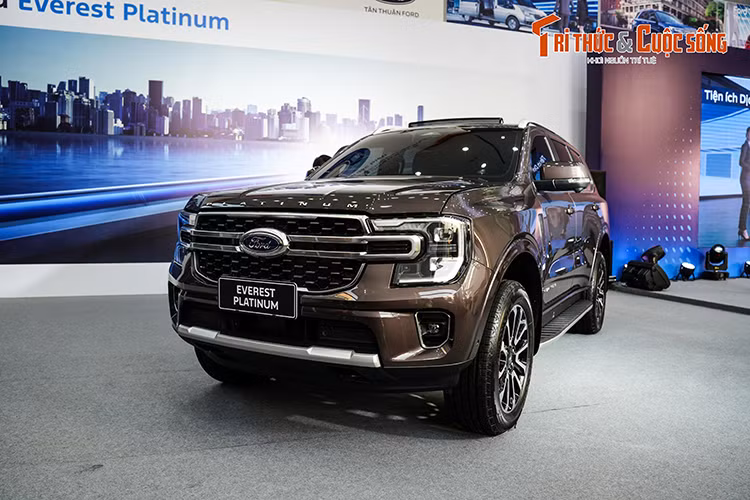 Cận cảnh Ford Everest Platinum 2024 tại Việt Nam, hơn 1,5 tỷ đồng - Hình 13 Can canh Ford Everest Platinum 2024 tai Viet Nam, hon 1,5 ty dong-Hinh-13