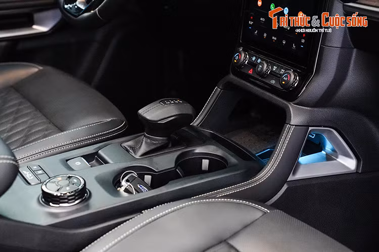 Cận cảnh Ford Everest Platinum 2024 tại Việt Nam, hơn 1,5 tỷ đồng - Hình 11 Can canh Ford Everest Platinum 2024 tai Viet Nam, hon 1,5 ty dong-Hinh-11