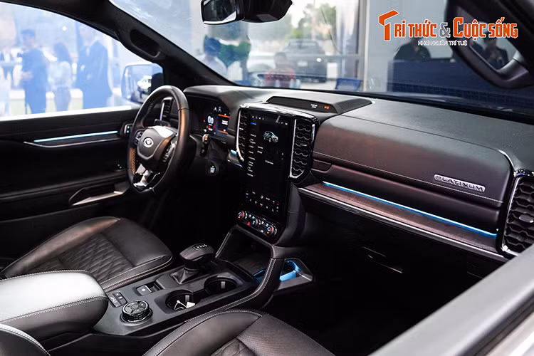 Cận cảnh Ford Everest Platinum 2024 tại Việt Nam, hơn 1,5 tỷ đồng - Hình 8 Can canh Ford Everest Platinum 2024 tai Viet Nam, hon 1,5 ty dong-Hinh-8