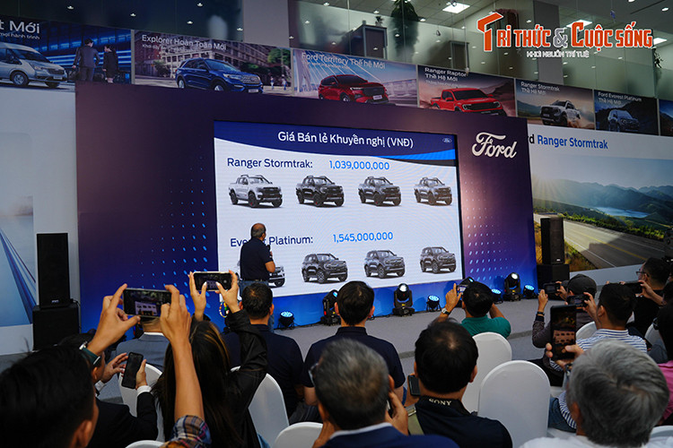 Can canh Ford Everest Platinum 2024 tai Viet Nam, hon 1,5 ty dong-Hinh-2