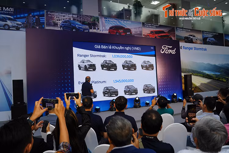 Cận cảnh Ford Everest Platinum 2024 tại Việt Nam, hơn 1,5 tỷ đồng - Hình 2 Can canh Ford Everest Platinum 2024 tai Viet Nam, hon 1,5 ty dong-Hinh-2