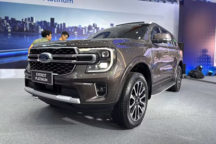 Cận cảnh Ford Everest Platinum 2024 tại Việt Nam, hơn 1,5 tỷ đồng Can canh Ford Everest Platinum 2024 tai Viet Nam, hon 1,5 ty dong