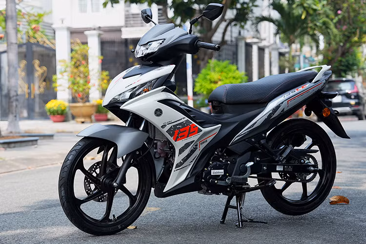 Yamaha 135LC được xem là thế hệ tiếp theo của Exciter 135 - dòng xe đã bị khai tử tại Việt Nam vào năm 2014 để nhường chỗ cho Exciter 150. Với thiết kế nhỏ gọn, động cơ bền bỉ, êm ái cùng bộ côn nhẹ, Exciter 135 thế hệ cũ hiện vẫn được nhiều người dùng VIệt săn đón trên thị trường xe máy cũ.