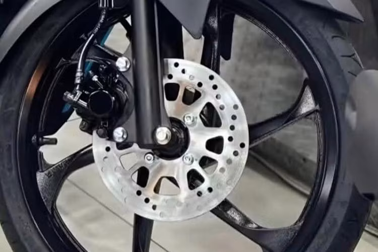 Tuy nhiên, mẫu xe này chưa được trang bị hệ thống phanh chống bó cứng ABS dù cả bánh trước và sau đều sử dụng phanh đĩa. Hệ thống treo sử dụng phuộc ống lồng ở phía trước với giảm xóc đơn có thể điều chỉnh ở phía sau giống như phiên bản bán tại Việt Nam.