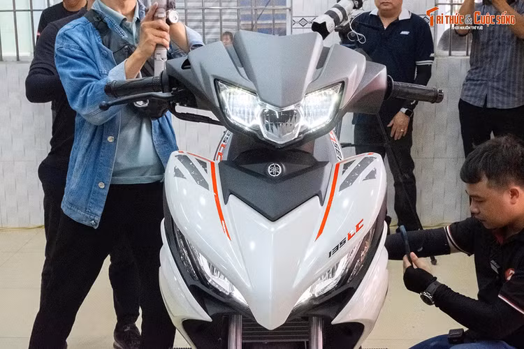 So với Exciter 135 từng bán tại Việt Nam, Yamaha 135LC vẫn giữ nguyên thiết kế tổng thể nhưng có một số nâng cấp đáng chú ý. Xe sở hữu phần đầu mới với đèn LED tương tự Exciter 150 đời 2019, mặt nạ trước được tinh chỉnh, cụm đèn hậu lấy cảm hứng từ Exciter 155.