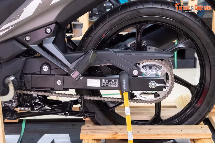 Mức giá xe Yamaha 135LC 2025 bán ra hơn 100 triệu đồng tại Việt Nam cao hơn gấp đôi so với hai mẫu côn tay đang bán chính hãng là Exciter 155 (44,8-55 triệu đồng) và Honda Winner (46,2-50,6 triệu đồng). So với mẫu xe nhập, Exciter và Winner có dung tích động cơ lớn hơn, mạnh và cũng nhiều công nghệ hơn.