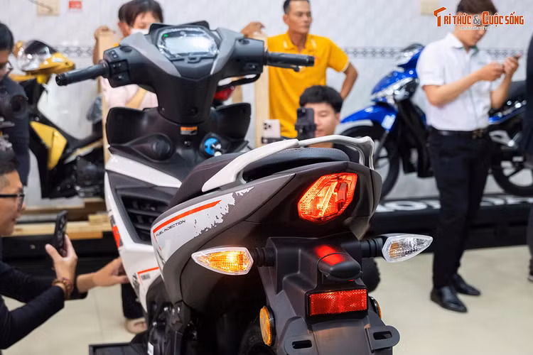 Mẫu xe amaha 135LC nhập khẩu này có thiết kế dàn áo cứng cáp, độ hoàn thiện khá tốt. Yên cao 775 mm, phân tầng nhẹ, đuôi xe vuốt nhọn cá tính. Phiên bản SE có vành sơn vàng, giỏ chứa đồ nhỏ đặt phía trước yên và tích hợp cổng sạc USB cho điện thoại.